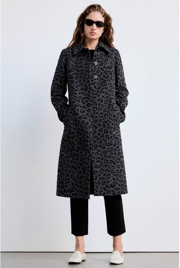 Mango mantel met panterprint grijs