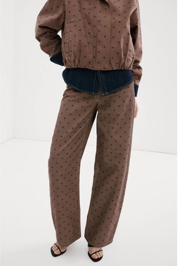 Mango regular waist barrel jeans met stippen bruin