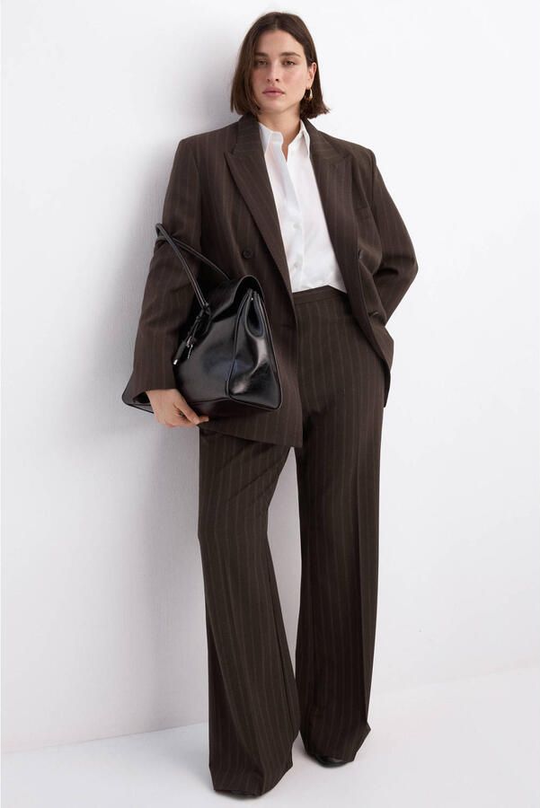 Mango regular waist flared broek met krijtstreep bruin