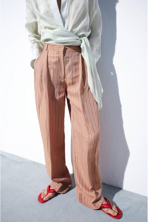 Mango straight regular waist gestreepte broek met linnen lichtroze
