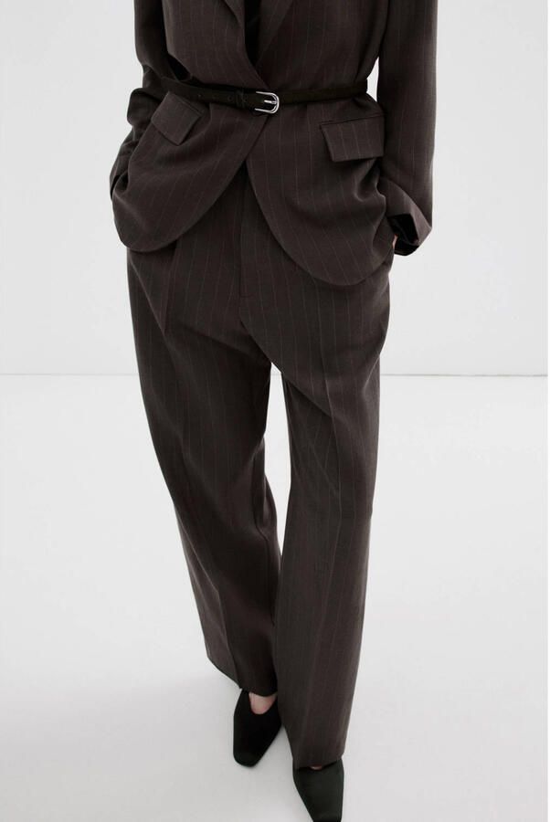 Mango straight regular waist pantalon met krijtstreep donkerbruin