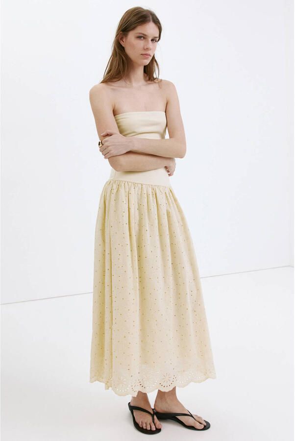 Mango strapless maxi broderie jurk lichtgeel - Foto 3