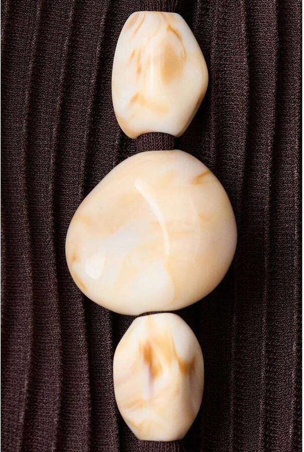 Mango top met kraaltjes en open rug donkerbruin - Foto 2