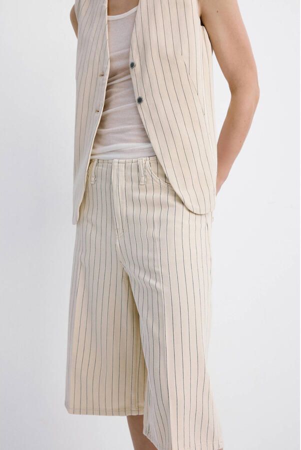 Mango wide leg regular waist bermuda short met krijtstreep lichtgeel - Foto 2