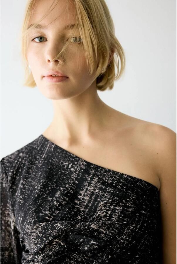 MANGO TEEN one shoulder cropped top met print zwart - Foto 3