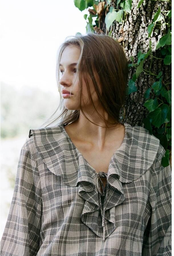 MANGO TEEN rechtvallende geruite blousetop met ruches beige wit zwart - Foto 3