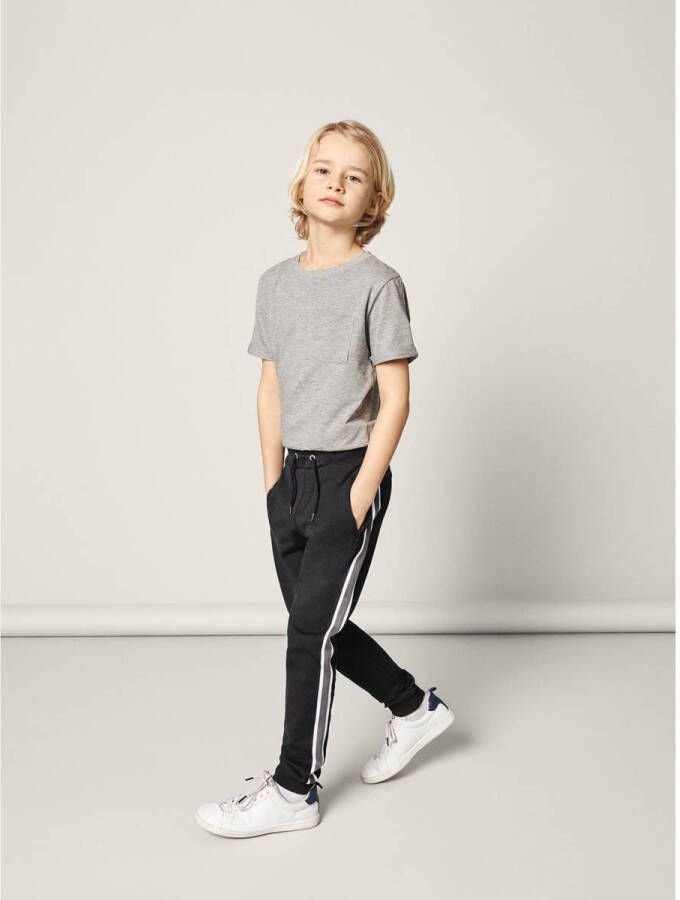 Name it KIDS joggingbroek NKMHONK met zijstreep zwart Jongens Stretchkatoen 134