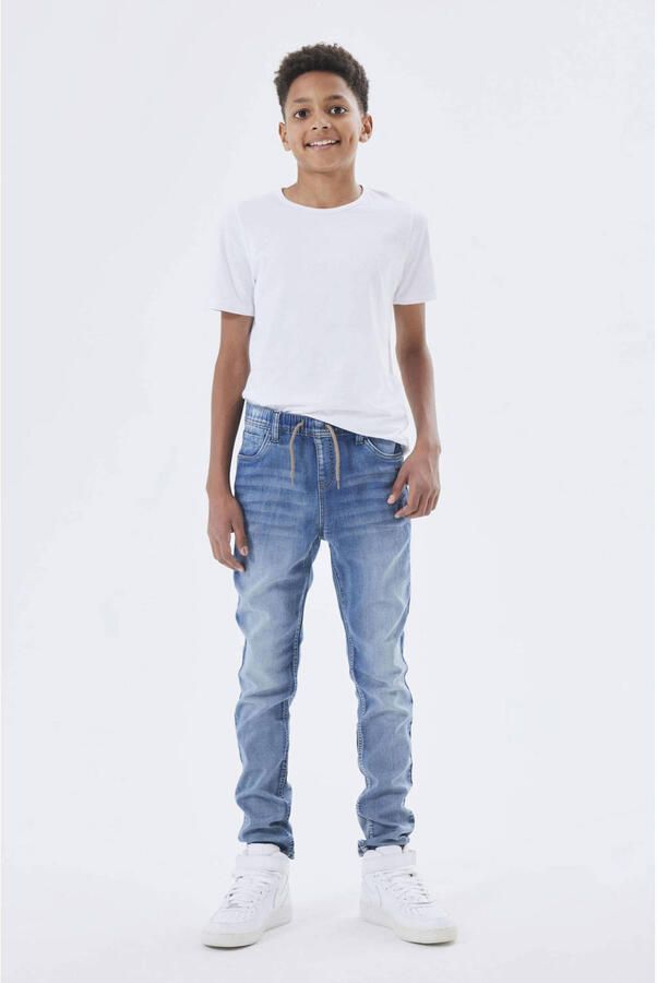 Name It Comfortjeans NKMROBIN voor jongens met knoopsluiting en elastisch denim casual gesneden denim slijtage-effecten aangezette manchet