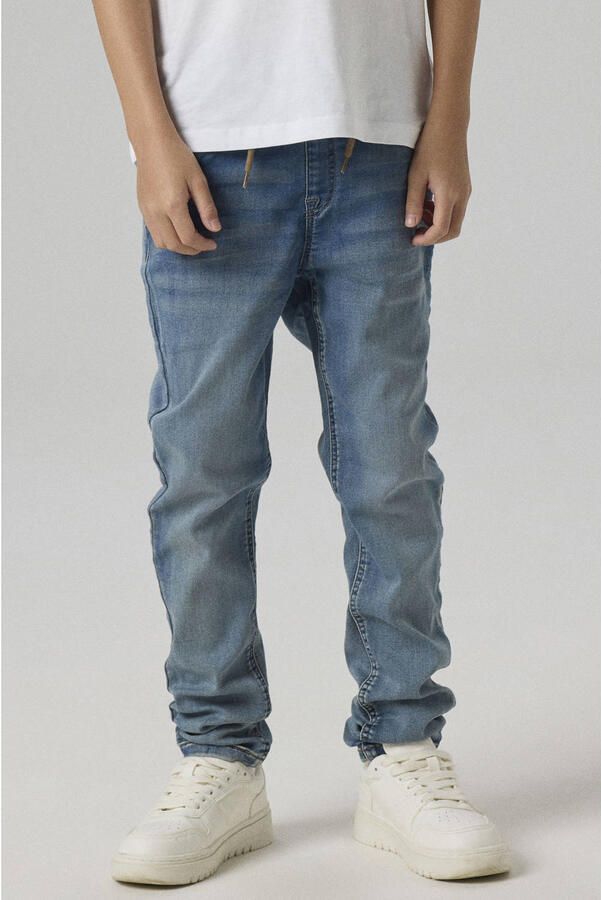 Name It Comfortjeans NKMROBIN voor jongens met knoopsluiting en elastisch denim casual gesneden denim slijtage-effecten aangezette manchet