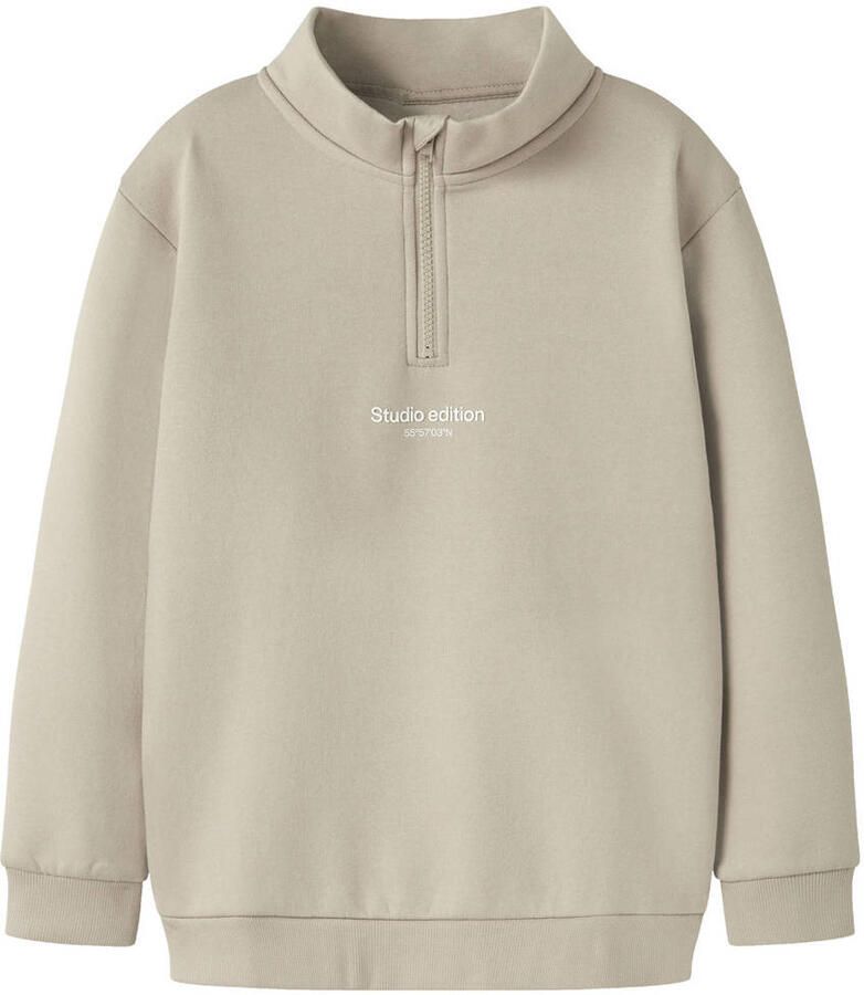 Name It Sweatshirt NKMBRODY LS NREG SWEAT ZIP BRU NOOS met een opstaande kraag en korte ritssluiting