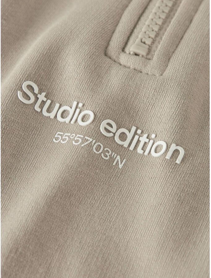 Name It Sweatshirt NKMBRODY LS NREG SWEAT ZIP BRU NOOS met een opstaande kraag en korte ritssluiting