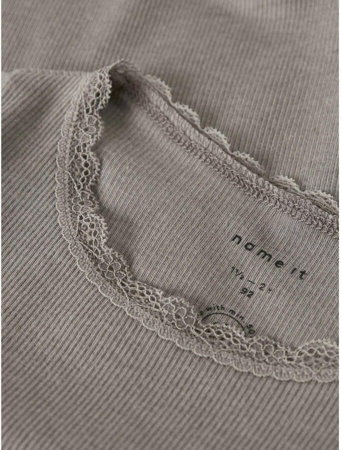 Name It Shirt met lange mouwen NMFKAB LS TOP NOOS in fijne rib en met schattige kanten rand aan de halslijn