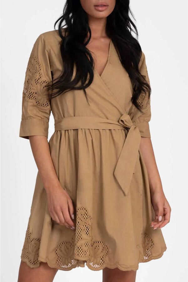NIKKIE korte wikkeljurk met broderie bruin