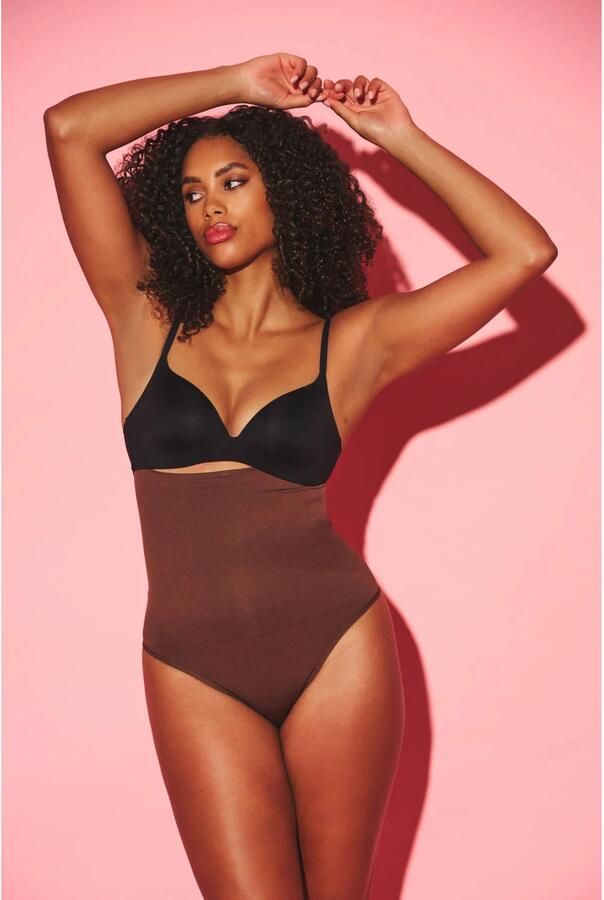 NIKKIE medium corrigerende high waist string bruin - Foto 3