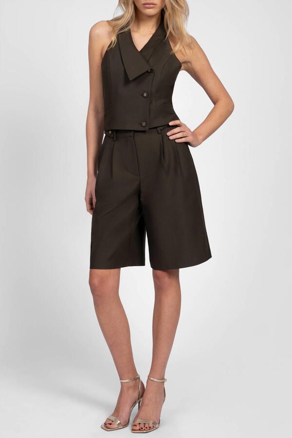 NIKKIE regular fit bermuda short met plooien donkerbruin