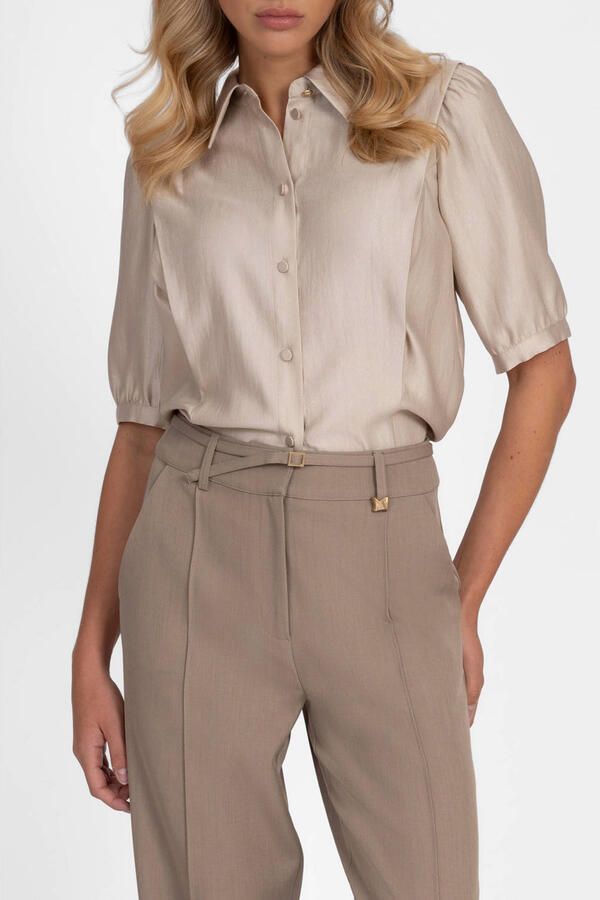 NIKKIE satijnen blouse met plooien zand