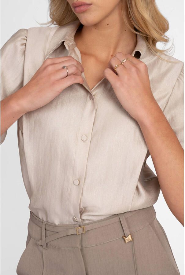 NIKKIE satijnen blouse met plooien zand - Foto 2