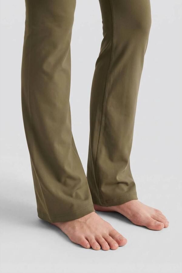 NUA flared sportlegging olijfgroen - Foto 3