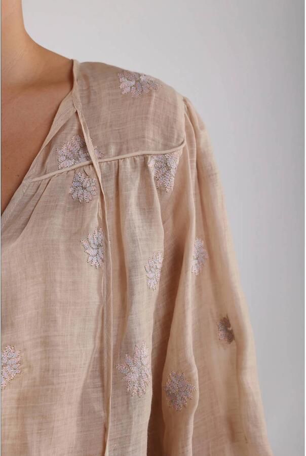 NUKUS Dames Blouses Kaoutar Blouse Embroidery Zand - Foto 2