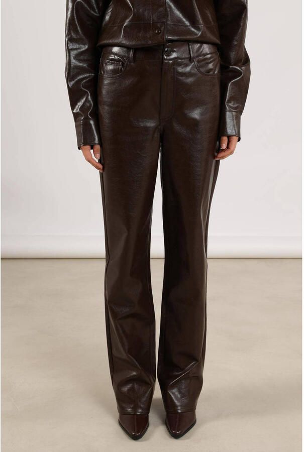NUKUS imitatieleren straight high waist broek donkerbruin - Foto 2