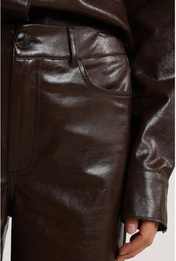 NUKUS imitatieleren straight high waist broek donkerbruin - Foto 3