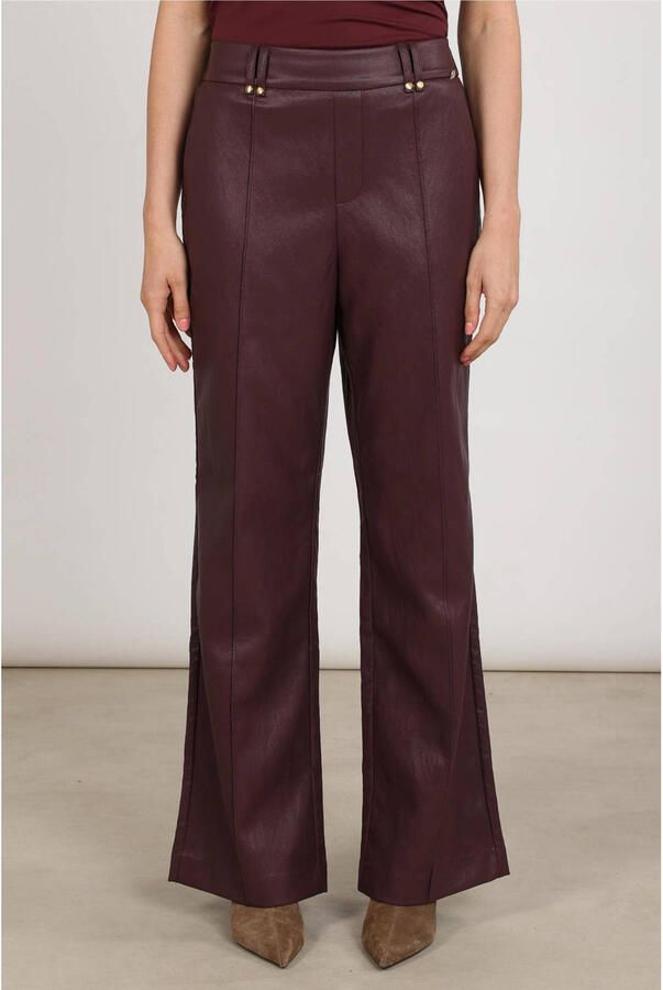 NUKUS imitatieleren wide leg coated broek aubergine
