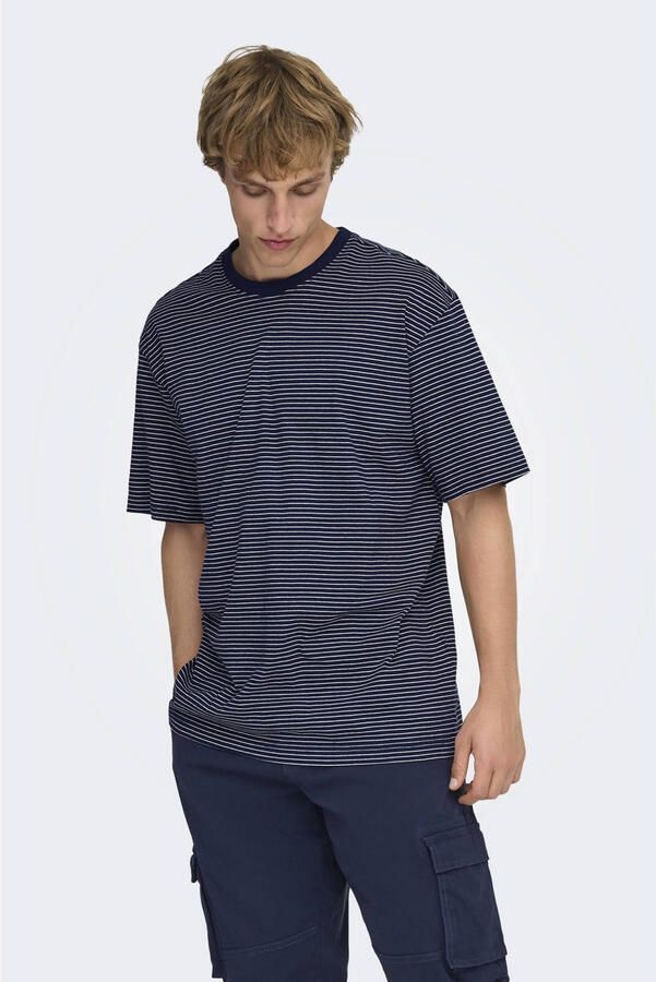ONLY & SONS relaxed gestreepte T-shirt donkerblauw