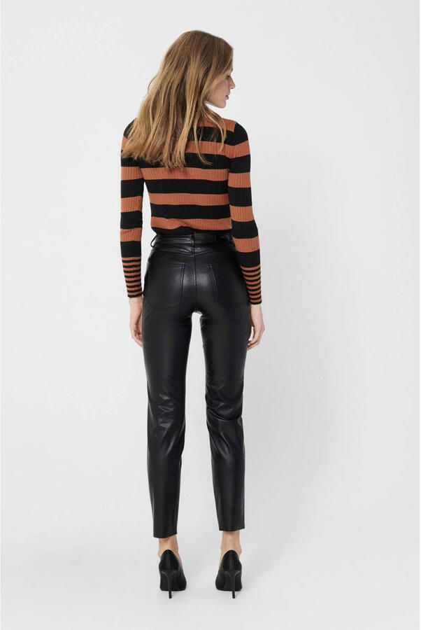 Only emily zwarte high waist straight fit leerlook ankle broek valt kleiner