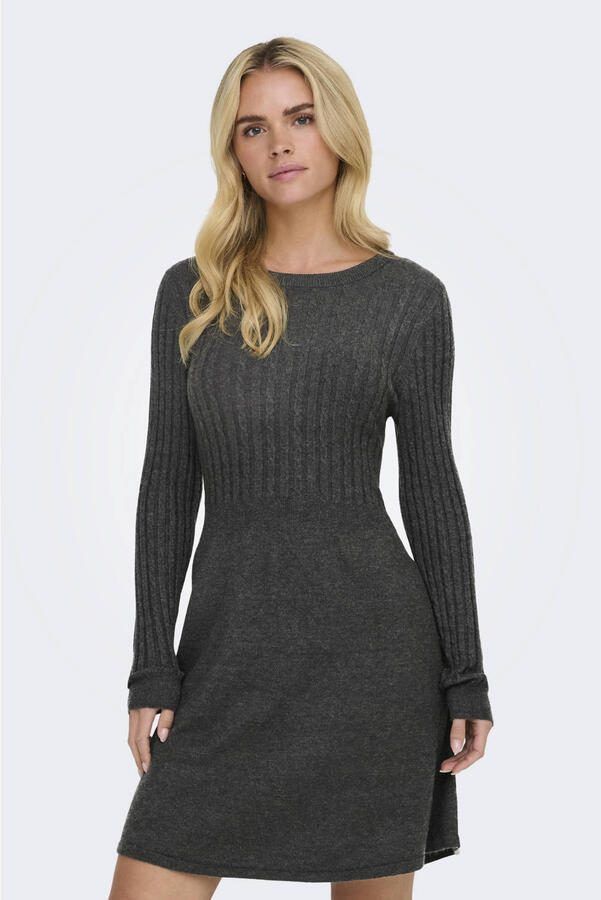 Only Gebreide jurk ONLFIA LS CABLE DRESS KNT getailleerd en met subtiel kabelpatroon in het bovenstuk
