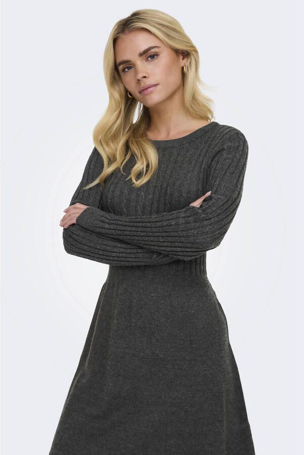 Only Gebreide jurk ONLFIA LS CABLE DRESS KNT getailleerd en met subtiel kabelpatroon in het bovenstuk