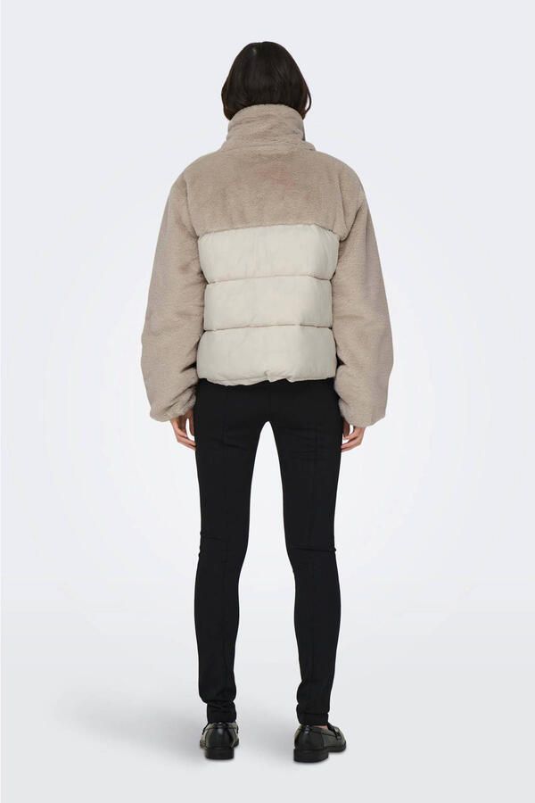 Only Gewatteerde jas ONLWANJA – Jas met pluche details en hoge kraag regular fit modisch web materiaalmix hoogsluitend - Foto 3