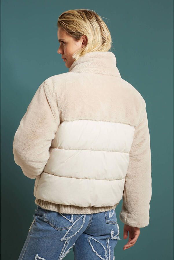 Only Gewatteerde jas ONLWANJA – Jas met pluche details en hoge kraag regular fit modisch web materiaalmix hoogsluitend - Foto 2