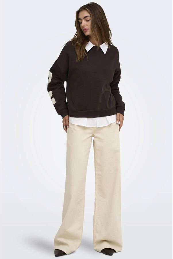 ONLY rechtvallende sweater met tekst bruin ecru - Foto 3