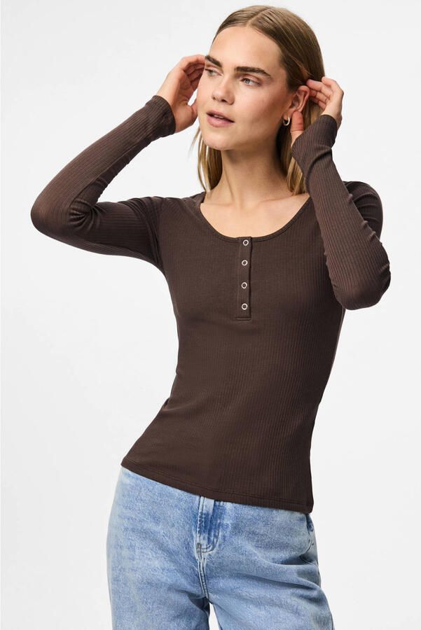 PIECES aansluitende longsleeve donkerbruin