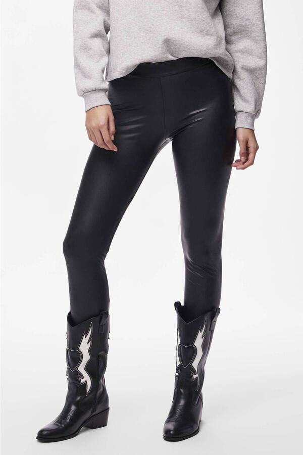 Pieces Slim fit broek in leerlook met elastische band model 'NEW SHINY'