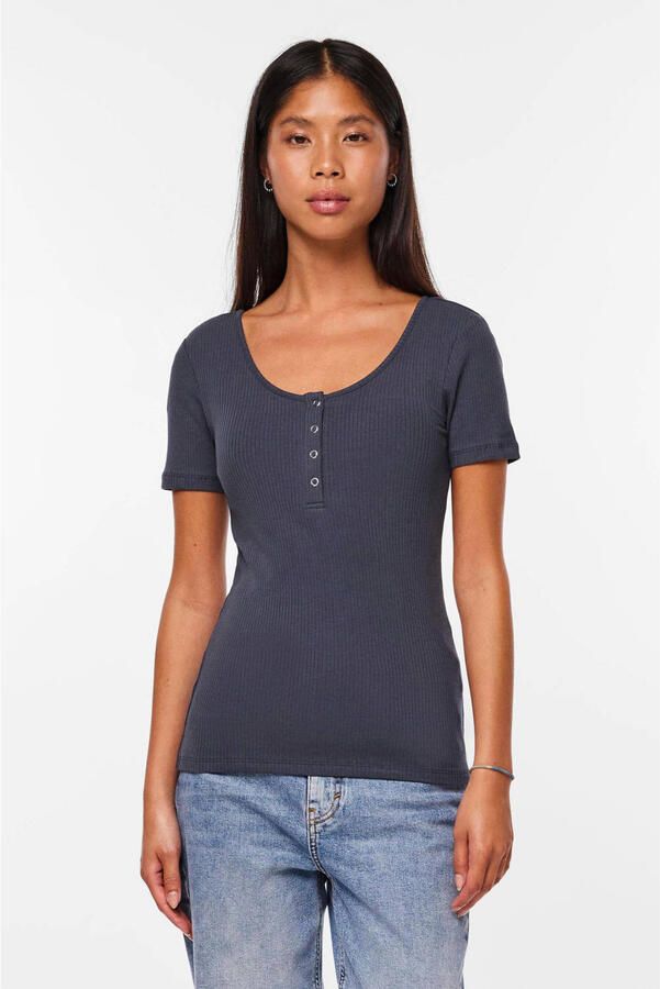 Pieces T-shirt met korte drukknoopsluiting model 'KITTE' - Foto 2