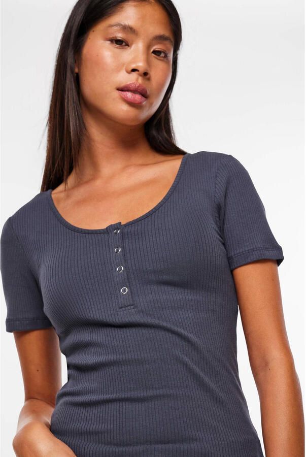 Pieces T-shirt met korte drukknoopsluiting model 'KITTE'