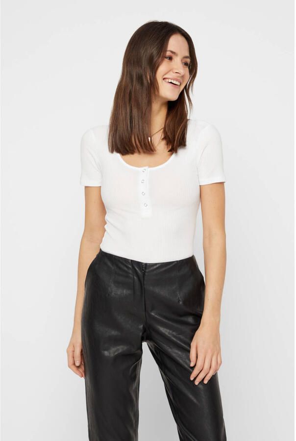 Pieces Slim fit T-shirt van katoenmix met kort drukknooppaneel model 'KITTE' - Foto 3