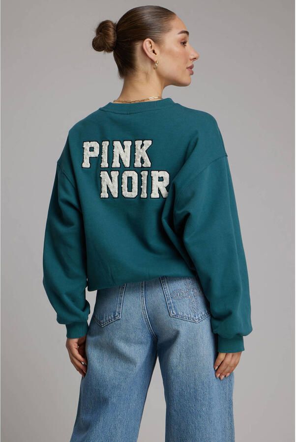 Pink Noir sweater met backprint turquoise