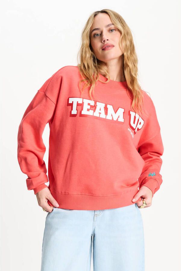 POM Amsterdam X Gwen van Poorten sweater oranje