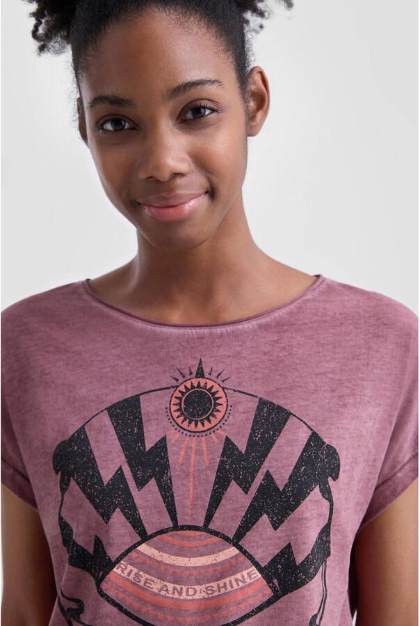 Q S designed by T-shirt met print