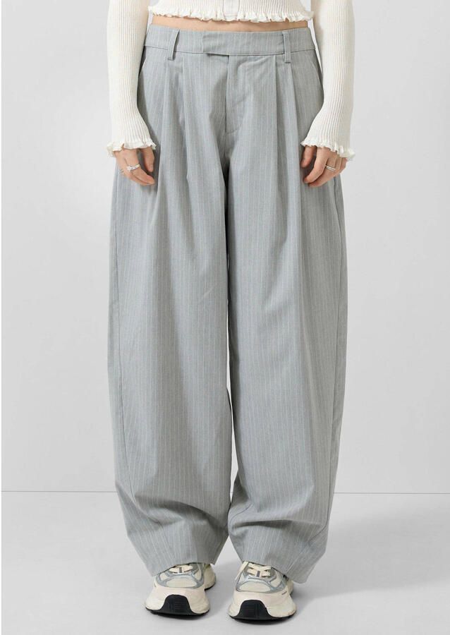 QS barrel regular waist pantalon met krijtstreep grijs