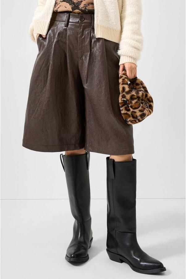 QS imitatieleren wide leg short met plooien donkerbruin