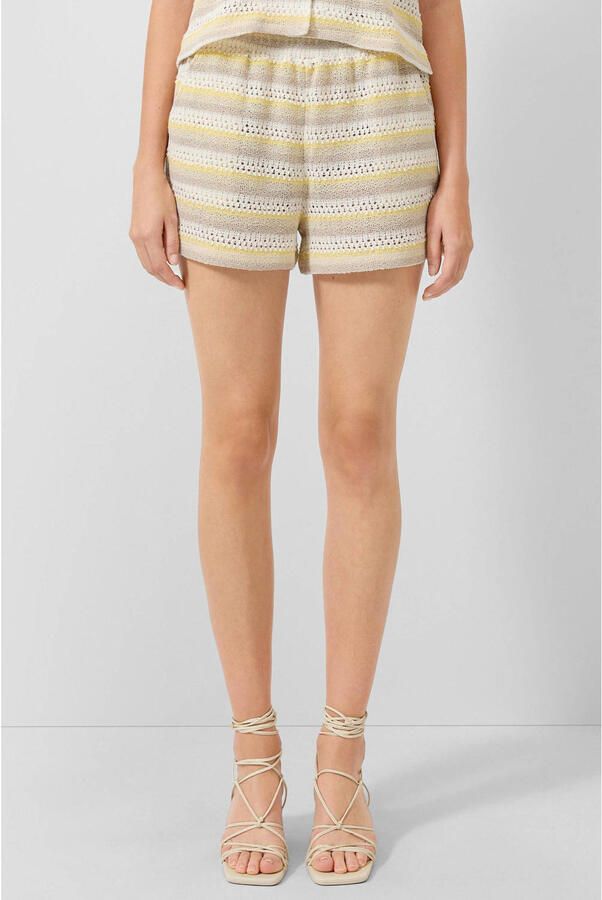 QS straight leg korte gestreepte broek lichtgeel