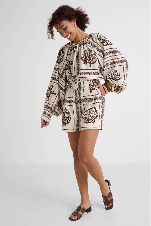 Ruby short met ceintuur en linnen schelpenprint