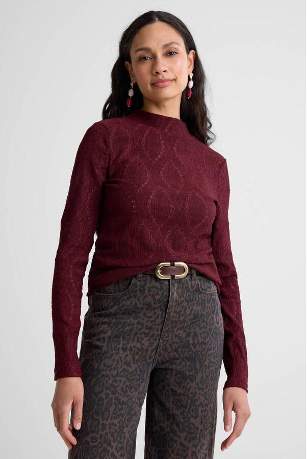 Ruby top met broderie bordeauxrood