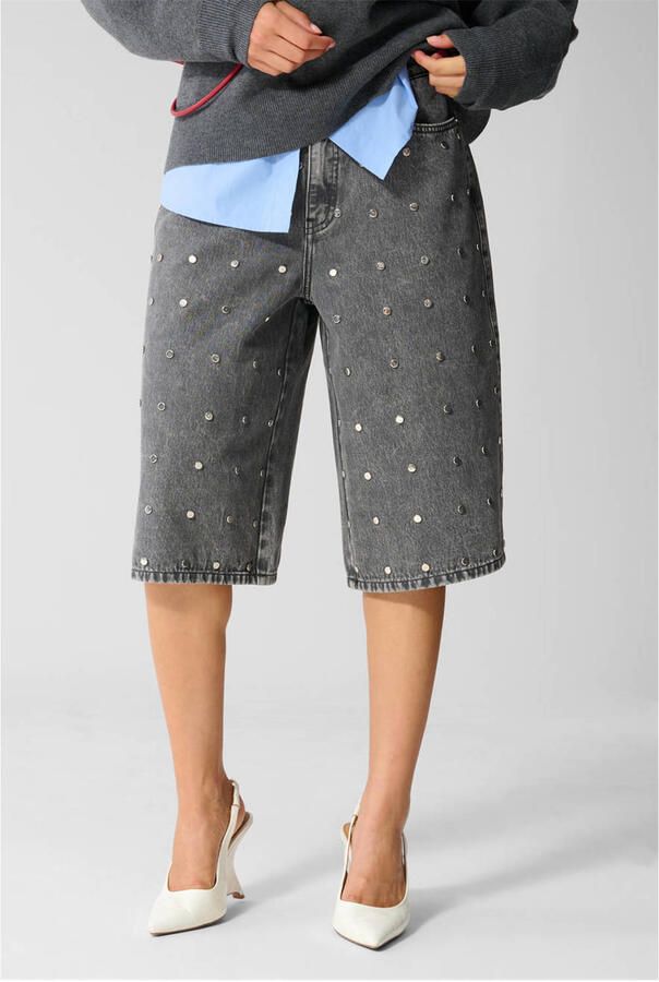 Shoeby straight leg regular waist denim short met studs grijs