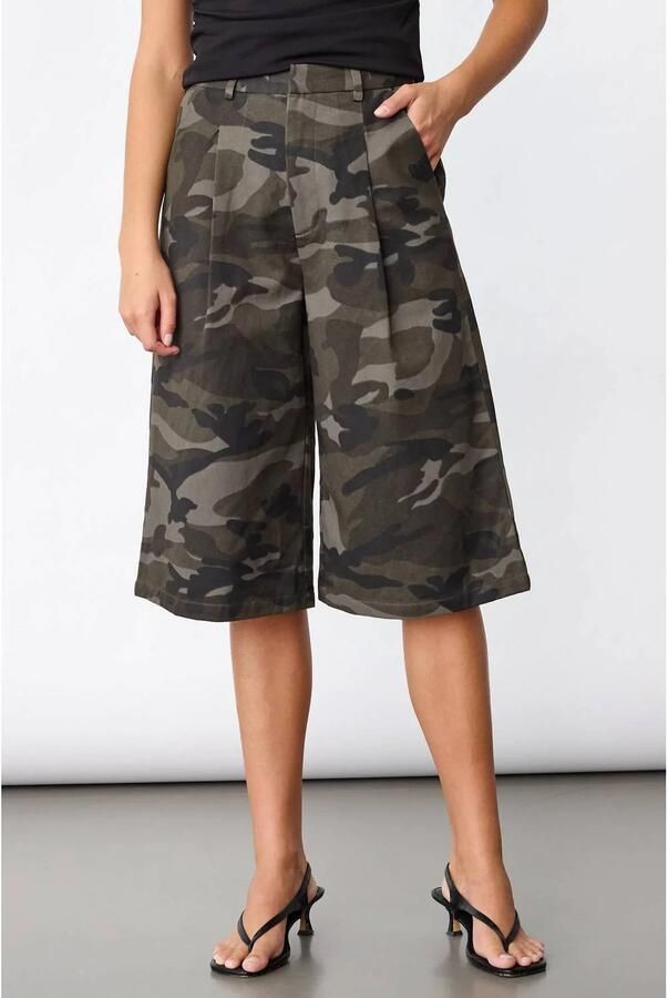 SisterS Point wide leg camouflage bermuda short met plooien groen