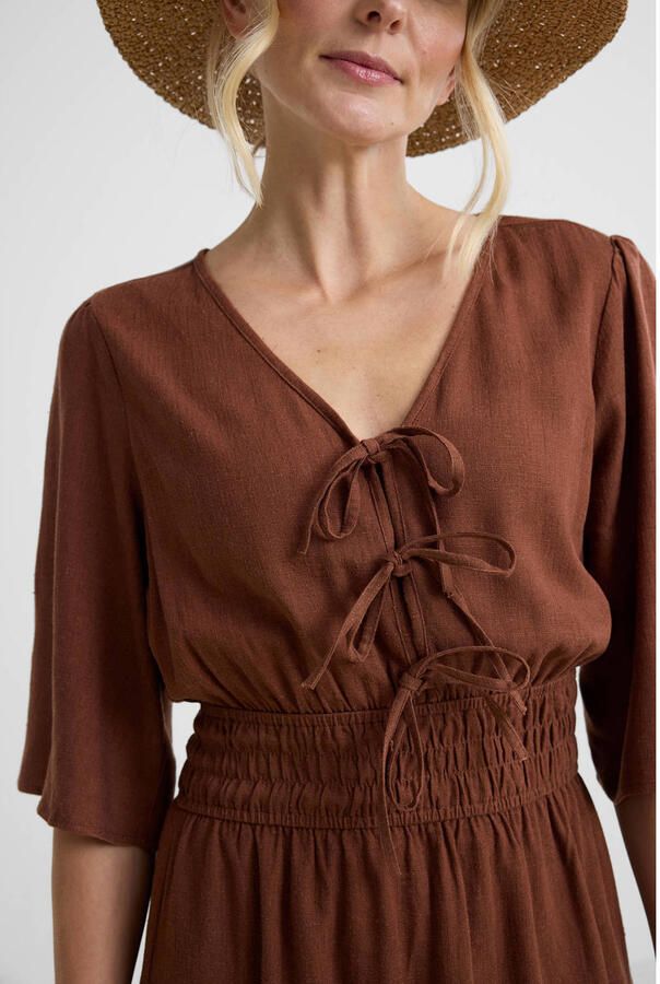 Smashed Lemon midi zomerjurk met smockwerk bruin