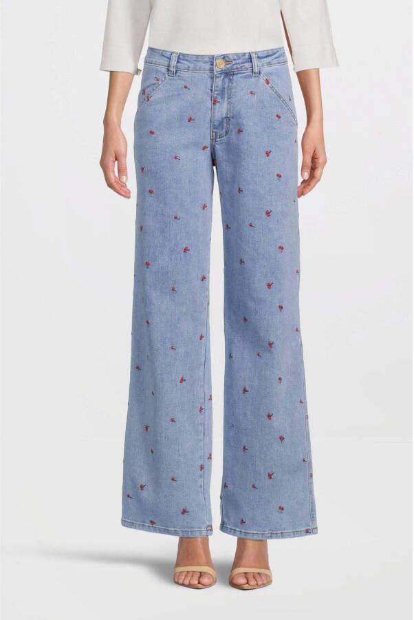 Sofie Schnoor high waist loose fit jeans met fruitprint en borduursels light denim